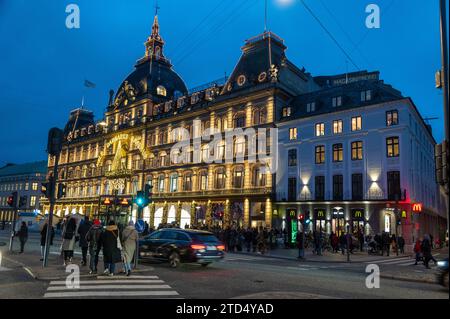 Weihnachtslichter erleuchten das Envii – Magasin – ein großes Einkaufszentrum in der Nähe des großen Kreisverkehrs, Kongens Nytorv (neuer Königsplatz) in der Nähe des T Stockfoto