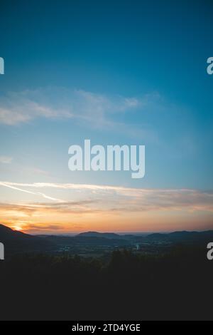 Farbenfroher Himmel bei Sonnenuntergang mit rötlichen Tönen. Blauer, oranger und goldener Himmel. Abstrakter Himmel. Stockfoto