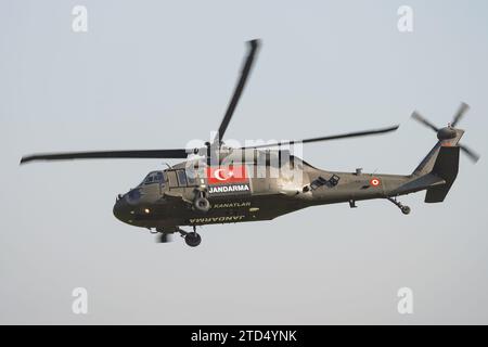 ISTANBUL, TURKIYE - 1. MAI 2023: Türkische Jandarma Force Sikorsky S-70 wird auf dem Flughafen Istanbul Atatürk während des Teknofestes Istanbul gezeigt Stockfoto