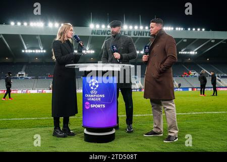 Laura Woods Fernsehmoderatorin, ehemaliger Fußballspieler und Fernsehexperte Rio Ferdinand und ehemaliger Fußballspieler, Fernsehexpertin und Moderator Jermaine Jenas während des Spiels Newcastle United FC gegen AC Milan UEFA Champions League Gruppe F im St.James' Park, Newcastle, Vereinigtes Königreich am 13. Dezember 2023 Stockfoto