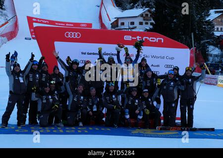 Italienisches Skiteam und Dominik Paris (ITA) während des Audi FIS Alpine Ski World Cup, Menâ&#x80;&#x99;s Abfahrtsrennen auf der Saslong-Piste in Gröden am 16. Dezember 2023 in Gröden, Bozen, Italien. Stockfoto