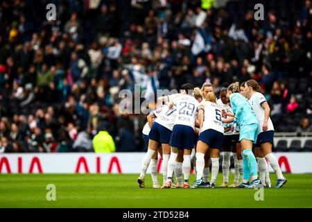 London, England, 16. Dezember 2023: Spieler des Tottenham Hotspur treffen sich vor der zweiten Hälfte des Spiels der Barclays FA Womens Super League zwischen Tottenham Hotspur und Arsenal im Tottenham Hotspur Stadium in London. (Liam Asman/SPP) Credit: SPP Sport Press Photo. /Alamy Live News Stockfoto