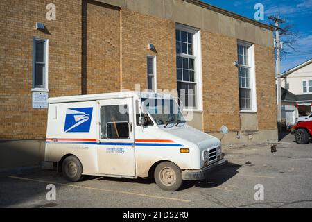 Ein Postwagen des Grumman LLV US Postal Service, der bei der Post von Caro Michigan geparkt wurde Stockfoto