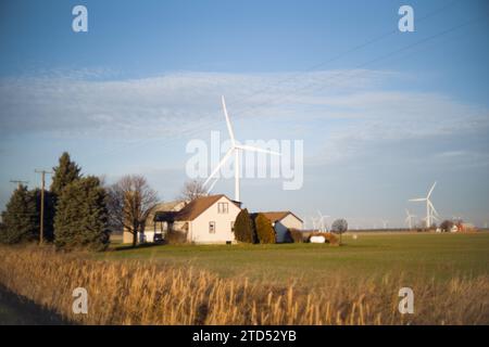 Bauernhaus in Tuscola County, Michigan, mit Windturbinen in der Nähe Stockfoto