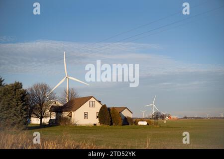 Bauernhaus in Tuscola County, Michigan, mit Windturbinen in der Nähe Stockfoto