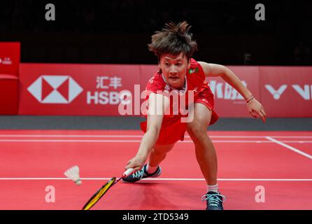 (231216) -- HANGZHOU, 16. Dezember 2023 (Xinhua) -- Chen Yufei tritt beim Halbfinalspiel der Frauen zwischen Chen Yufei aus China und Carolina Marin aus Spanien bei den BWF World Tour Finals 2023 in Hangzhou aus der ostchinesischen Provinz Zhejiang am 16. Dezember 2023 an. (Xinhua/Sun Fei) Stockfoto