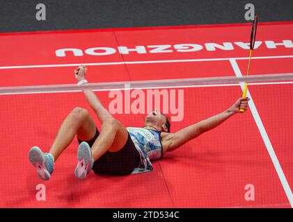 (231216) -- HANGZHOU, 16. Dezember 2023 (Xinhua) -- Carolina Marin feiert nach dem Halbfinalspiel der Frauen zwischen Chen Yufei aus China und Carolina Marin aus Spanien bei den BWF World Tour Finals 2023 in Hangzhou in der ostchinesischen Provinz Zhejiang am 16. Dezember 2023. (Xinhua/Sun Fei) Stockfoto