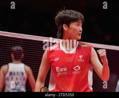 (231216) -- HANGZHOU, 16. Dezember 2023 (Xinhua) -- Chen Yufei reagiert während des Halbfinalspiels der Frauen zwischen Chen Yufei aus China und Carolina Marin aus Spanien beim BWF World Tour Finals 2023 in Hangzhou in der ostchinesischen Provinz Zhejiang am 16. Dezember 2023. (Xinhua/Sun Fei) Stockfoto