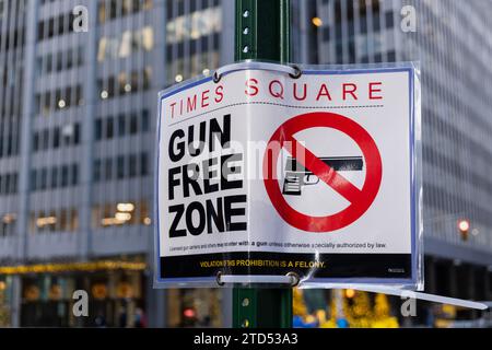 Manhattan, New York, USA - 01/01/2023 - Ein Schild mit der Aufschrift „Gun Free Zone“, das am 1. Januar 2023 auf dem Times Square, Manhattan, ausgestellt wurde, setzt lokale Schusswaffengesetze durch. Stockfoto