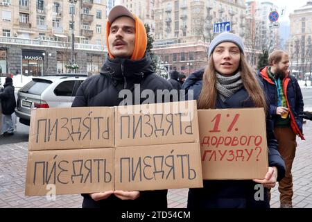 Kiew, Ukraine. Dezember 2023. Aktivisten mit Spruchbändern während einer Aktion in der Nähe des Kiewer Stadtrates mit der Forderung, mehr Geld aus dem Stadthaushalt für die ukrainischen Streitkräfte am 16. Dezember 2023 in Kiew, Ukraine, bereitzustellen. Quelle: SOPA Images Limited/Alamy Live News Stockfoto