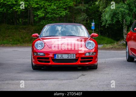 Göteborg, Schweden - 27. Juni 2022: Rot 2007 Porsche 911 Carrera Cab auf einem Parkplatz. Stockfoto