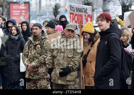 Kiew, Ukraine. Dezember 2023. Aktivisten und Soldaten mit Banner während einer Aktion in der Nähe des Kiewer Stadtrates mit der Forderung, mehr Geld aus dem Stadthaushalt für die ukrainischen Streitkräfte am 16. Dezember 2023 in Kiew, Ukraine, bereitzustellen. Quelle: SOPA Images Limited/Alamy Live News Stockfoto