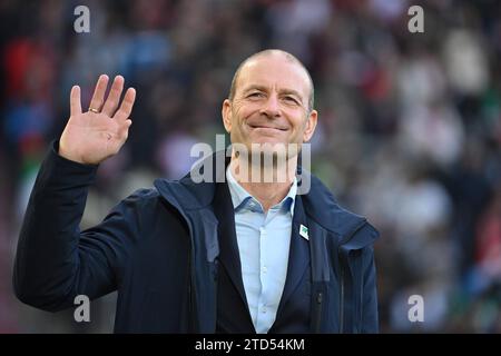 Jess THORUP Trainer FC Augsburg, winkt,winken, Einzelbild,angeschnittenes Einzelmotiv, Halbfigur,halbe Figur. Fußball 1. Bundesliga Saison 2023/2024, 15.Spieltag, Spieltag15 FC Augsburg - Borussia Dortmund am 16.12.2023, WWK Arena Augsburg. *** Jess THORUP Trainer FC Augsburg , Wehen, Wehen, Einzelbild, beschnittenes Einzelmotiv, Halbfigur, Halbfigur Fußball 1 Bundesliga Saison 2023 2024, 15 Spieltag, Spieltag 15 FC Augsburg Borussia Dortmund am 16 12 2023, WWK Arena Augsburg Stockfoto