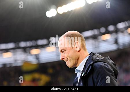 Jess THORUP Trainer FC Augsburg, seitlich,Profil, Einzelbild,angeschnittenes Einzelmotiv,Portraet,Porträt,Porträt. Fußball 1. Bundesliga Saison 2023/2024, 15.Spieltag, Spieltag15 FC Augsburg - Borussia Dortmund am 16.12.2023, WWK Arena Augsburg. *** Jess THORUP Coach FC Augsburg , Seite, Profil, Einzelbild, beschnittenes Einzelmotiv, Porträt, Porträt Fußball 1 Bundesliga Saison 2023 2024, 15 Spieltag, Spieltag 15 FC Augsburg Borussia Dortmund am 16 12 2023, WWK Arena Augsburg Stockfoto