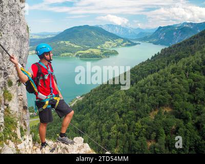 Kletterer am Mondsee und Attersee, Blick von der Drachenwand rock, Klettersteig, Hallstatt, Österreich Stockfoto