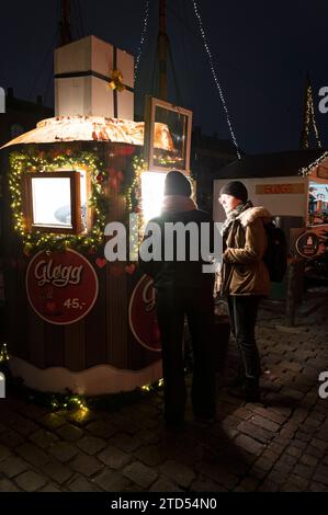 Eine dänische Getränkebar serviert Glogg. Es ist ein traditionelles dänisches Weihnachtsgetränk und wird mit einem Teelöffel gemischter Rosinen und dünn geschliffener Almo serviert Stockfoto