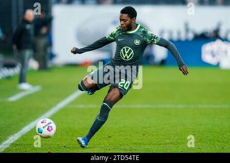 16. Dezember 2023, Hessen, Darmstadt: Fußball: Bundesliga, SV Darmstadt 98 - VfL Wolfsburg, Spieltag 15, Merck-Stadion am Böllenfalltor. Wolfsburgs Ridle Baku spielt den Ball. Foto: Uwe Anspach/dpa - WICHTIGER HINWEIS: Gemäß den Vorschriften der DFL Deutschen Fußball-Liga und des DFB Deutschen Fußball-Bundes ist es verboten, im Stadion und/oder im Spiel aufgenommene Fotografien in Form von sequenziellen Bildern und/oder videoähnlichen Fotoserien zu verwenden oder zu verwenden. Stockfoto