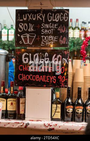 Eine dänische Getränkebar serviert Glogg. Es ist ein traditionelles dänisches Weihnachtsgetränk und wird mit einem Teelöffel gemischter Rosinen und dünn geschliffener Almo serviert Stockfoto