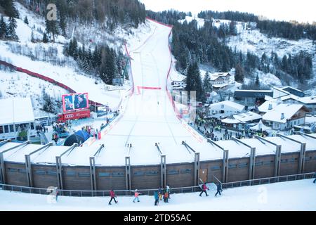 Alpine Ski World Cup 2024 in Gröden - GrÃ¶den, Italien am 16. Dezember 2023. Zweites Abfahrtsrennen für Männer, Zielgebiet Saslong Â Pierre Teyssot / Maxppp Credit: MAXPPP/Alamy Live News Stockfoto