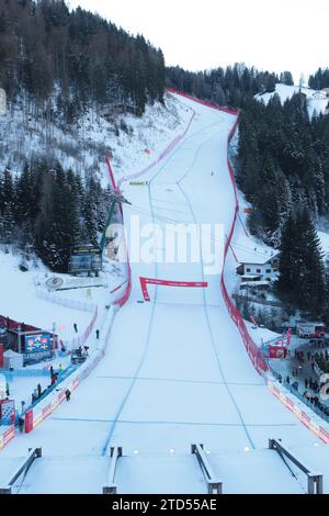 Alpine Ski World Cup 2024 in Gröden - GrÃ¶den, Italien am 16. Dezember 2023. Zweites Abfahrtsrennen für Männer, Zielgebiet Saslong Â Pierre Teyssot / Maxppp Credit: MAXPPP/Alamy Live News Stockfoto