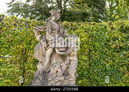 Skuptur im Rokoko Hofgarten von Schloss Veitshöchheim, Unterfranken, Bayern, Deutschland | Skulptur im Rokokogarten von Schloss Veitshöchheim, V. Stockfoto