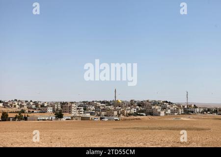 Siedlung in Israel. Blick auf eine jüdische Siedlung auf einem Hügel im Westjordanland in der Nähe des palästinensischen Territoriums. Stockfoto