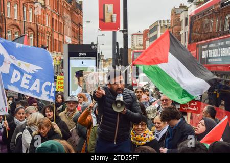 London, Großbritannien. 16. Dezember 2023, London, England, Vereinigtes Königreich: Demonstranten versammeln sich in Camden Town. Pro-palästinensische Demonstranten marschierten zur Residenz der israelischen Botschafterin Tzipi Hotovely, nachdem sie Kommentare abgegeben hatte, die die zwei-Staaten-Lösung abgelehnt hatten. (Kreditbild: © Vuk Valcic/ZUMA Press Wire) NUR REDAKTIONELLE VERWENDUNG! Nicht für kommerzielle ZWECKE! Quelle: ZUMA Press, Inc./Alamy Live News Stockfoto