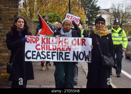 London, Großbritannien. 16. Dezember 2023, London, England, Großbritannien: Propalästinensische Demonstranten marschieren zur Residenz der israelischen Botschafterin Tzipi Hotovely, nachdem sie Kommentare abgegeben hatte, die die zwei-Staaten-Lösung abgelehnt hatten. (Kreditbild: © Vuk Valcic/ZUMA Press Wire) NUR REDAKTIONELLE VERWENDUNG! Nicht für kommerzielle ZWECKE! Quelle: ZUMA Press, Inc./Alamy Live News Stockfoto