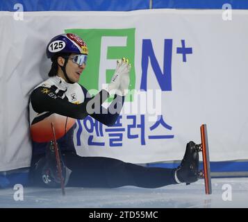 Seoul, Südkorea. Dezember 2023. Hwang Dae-heon aus Südkorea fällt während des 1000 m (1) Finale A der Männer bei der ISU World Cup Short Track Speed Skating Serie in Seoul, Südkorea, 16. Dezember 2023. (Xinhua/Yao Qilin) Credit: Xinhua/Alamy Live News Stockfoto