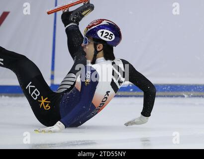 Seoul, Südkorea. Dezember 2023. Hwang Dae-heon aus Südkorea fällt während des 1000 m (1) Finale A der Männer bei der ISU World Cup Short Track Speed Skating Serie in Seoul, Südkorea, 16. Dezember 2023. (Xinhua/Yao Qilin) Credit: Xinhua/Alamy Live News Stockfoto