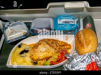 Flugzeugessen. Mittagessen serviert am Flugplatz während des Fluges, türkische Fluggesellschaften Stockfoto