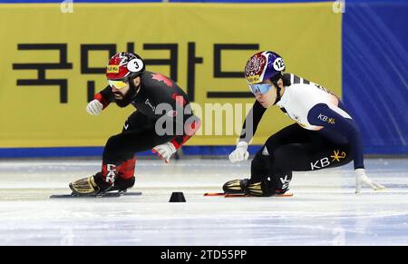 Seoul, Südkorea. Dezember 2023. Dubois Steven aus Kanada (L) tritt beim 1000-m-Finale A Der Männer an der ISU World Cup Short Track Speed Skating-Serie in Seoul (Südkorea) am 16. Dezember 2023 an. (Xinhua/Yao Qilin) Credit: Xinhua/Alamy Live News Stockfoto