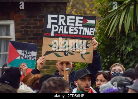 London, Großbritannien. Dezember 2023. Propalästinensische Demonstranten versammeln sich vor der Residenz der israelischen Botschafterin Tzipi Hotovely, nachdem sie Kommentare abgegeben hatte, die die zwei-Staaten-Lösung abgelehnt hatten. Quelle: Vuk Valcic/Alamy Live News Stockfoto