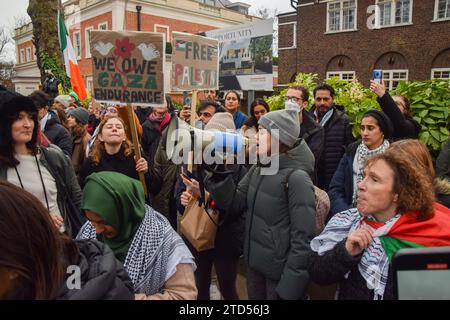 London, Großbritannien. Dezember 2023. Propalästinensische Demonstranten versammeln sich vor der Residenz der israelischen Botschafterin Tzipi Hotovely, nachdem sie Kommentare abgegeben hatte, die die zwei-Staaten-Lösung abgelehnt hatten. Quelle: Vuk Valcic/Alamy Live News Stockfoto