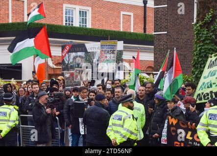 London, Großbritannien. Dezember 2023. Propalästinensische Demonstranten versammeln sich vor der Residenz der israelischen Botschafterin Tzipi Hotovely, nachdem sie Kommentare abgegeben hatte, die die zwei-Staaten-Lösung abgelehnt hatten. Quelle: Vuk Valcic/Alamy Live News Stockfoto