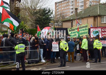 London, Großbritannien. Dezember 2023. Propalästinensische Demonstranten versammeln sich vor der Residenz der israelischen Botschafterin Tzipi Hotovely, nachdem sie Kommentare abgegeben hatte, die die zwei-Staaten-Lösung abgelehnt hatten. Quelle: Vuk Valcic/Alamy Live News Stockfoto