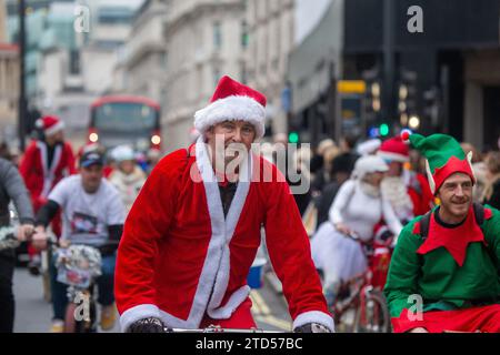 16. Dezember 2023, London, England, Vereinigtes Königreich: Teilnehmer von Santa Ride London 2023 werden durch den Oxford Circus geritten. (Kreditbild: © Tayfun Salci/ZUMA Press Wire) NUR REDAKTIONELLE VERWENDUNG! Nicht für kommerzielle ZWECKE! Stockfoto