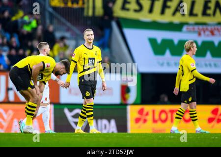 16. Dezember 2023, Bayern, Augsburg: Fußball: Bundesliga, FC Augsburg - Borussia Dortmund, Spieltag 15, WWK-Arena. Dortmunder Niclas Füllkrug (l-r), Dortmunder Marco Reus und Dortmunder Julian Brandt reagieren unglücklich. Foto: Tom Weller/dpa - WICHTIGER HINWEIS: Gemäß den Vorschriften der DFL Deutschen Fußball-Liga und des DFB Deutschen Fußball-Bundes ist es verboten, im Stadion und/oder des Spiels aufgenommene Fotografien in Form von sequenziellen Bildern und/oder videoähnlichen Fotoserien zu verwenden oder zu nutzen. Stockfoto