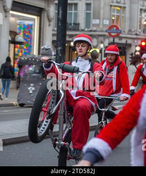 London, Großbritannien. Dezember 2023. 16. Dezember 2023, London, England, Vereinigtes Königreich: Teilnehmer von Santa Ride London 2023 werden durch den Oxford Circus geritten. (Kreditbild: © Tayfun Salci/ZUMA Press Wire) NUR REDAKTIONELLE VERWENDUNG! Nicht für kommerzielle ZWECKE! Quelle: ZUMA Press, Inc./Alamy Live News Stockfoto