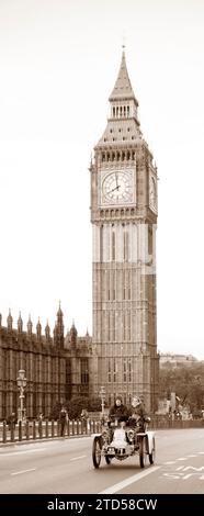 Sepia Tone Teilnehmer 116 1902 Renault auf der Westminster Bridge London nach Brighton Veteran Car Run Stockfoto