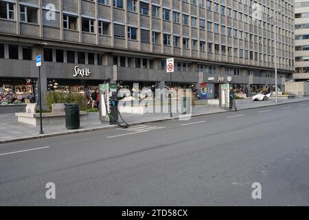 Oslo, Norwegen - 19. november 2022: DC-Ladegeräte für Elektroautos auf der Straße Stockfoto