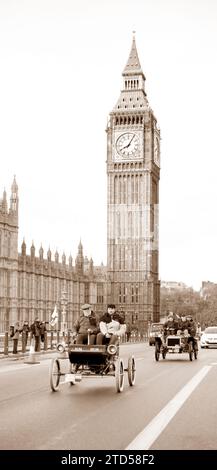 Sepia Tone Teilnehmer 92 1902 Oldsmobile auf der Westminster Bridge London nach Brighton Veteran Car Run Stockfoto