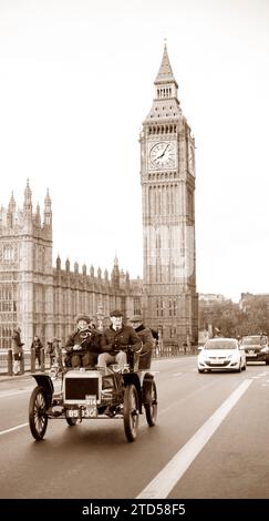 Sepia Tone Teilnehmer 214 1903 Autocar auf der Westminster Bridge London nach Brighton Veteran Car Run Stockfoto