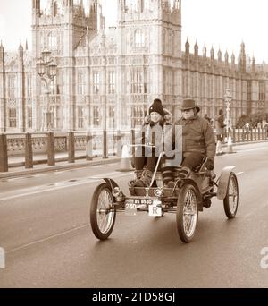 Sepia Tone Teilnehmer 71 1901 Darracq und Teilnehmer 240 1904 Orient auf der Westminster Bridge London nach Brighton Veteran Car Run Stockfoto