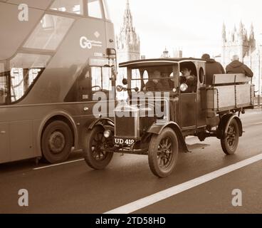 Sepia Tone Veteran Morris Truck auf der Westminster Bridge London nach Brighton Veteran Car Run Stockfoto