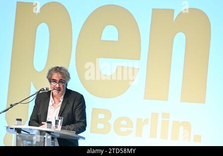 16. Dezember 2023, Berlin: Deniz Yücel, Journalist und Ko-Sprecher des Pen-Berlin Schriftstellerverbandes, spricht auf dem Pen-Berlin Kongress mit dem Kopf durch die Wände im Festsaal Kreuzberg. Auf der Veranstaltung werden Themen wie Antisemitismus und Rassismus behandelt. Foto: Jens Kalaene/dpa Stockfoto