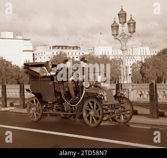 Sepia Tone Teilnehmer 203 Red 1903 Renault auf der Westminster Bridge London nach Brighton Veteran Car Run Stockfoto