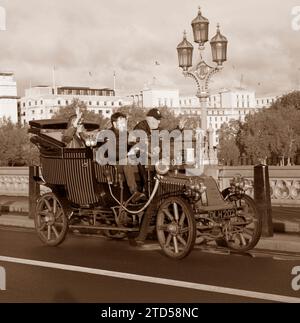 Sepia Tone Teilnehmer 203 Red 1903 Renault auf der Westminster Bridge London nach Brighton Veteran Car Run Stockfoto