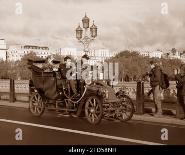 Sepia Tone Teilnehmer 203 Red 1903 Renault auf der Westminster Bridge London nach Brighton Veteran Car Run Stockfoto