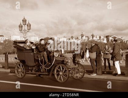 Sepia Tone Teilnehmer 203 Red 1903 Renault auf der Westminster Bridge London nach Brighton Veteran Car Run Stockfoto